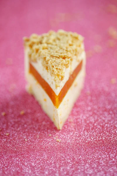 Uma fatia de bolo de queijo com recheio de tangerina. Sobremesa de bolo de verão orgânico saudável. Sobremesa. — Fotografia de Stock