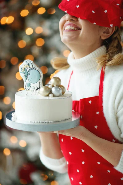 Świąteczne ciasto z piernikowymi dekoracjami. — Zdjęcie stockowe