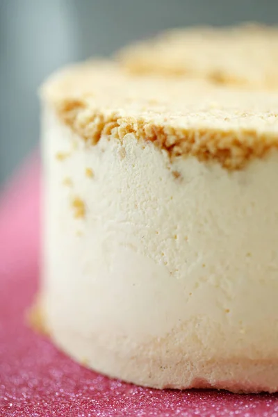 Uma fatia de bolo de queijo com recheio de tangerina. Sobremesa de bolo de verão orgânico saudável. Sobremesa. — Fotografia de Stock