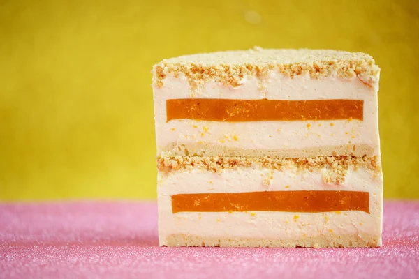 Een stuk kwarktaart met mandarijnvulling. Gezonde biologische zomercake dessert. Toetje. — Stockfoto