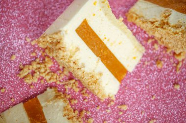 Mandalina dolgulu bir dilim peynirli kek. Sağlıklı organik yaz pastası tatlısı. Tatlı..