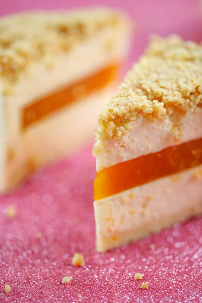 Ein Stück Käsekuchen mit Mandarinenfüllung. Gesundes Sommer-Bio-Dessert. Dessert. — Stockfoto