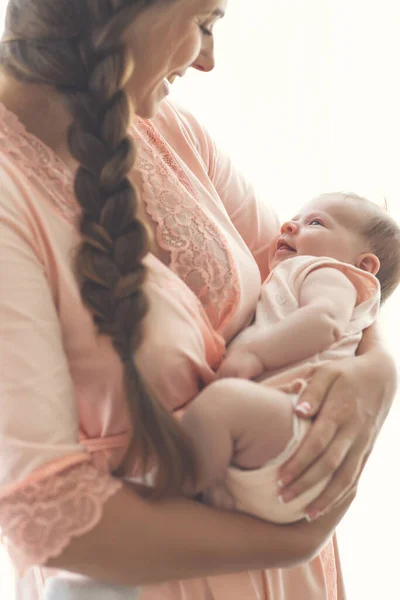 Portrét krásné matky, s jejím kojícím dítětem. — Stock fotografie