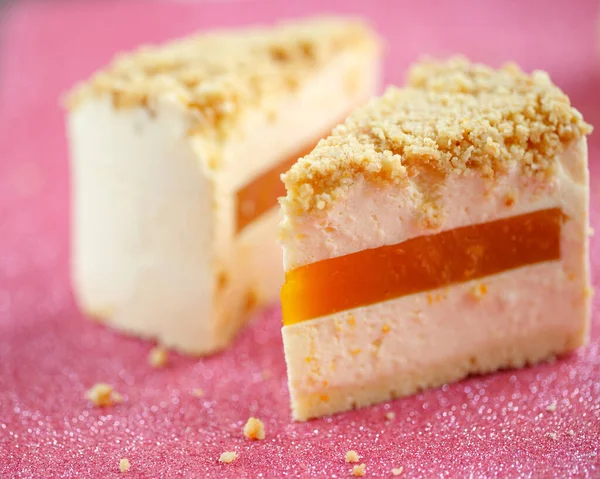 Uma fatia de bolo de queijo com recheio de tangerina. Sobremesa de bolo de verão orgânico saudável. Sobremesa. — Fotografia de Stock