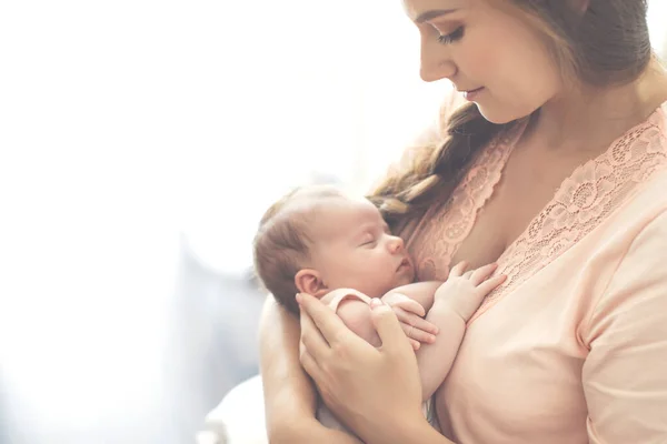 看護婦の赤ん坊を持つ美しい母親の肖像. — ストック写真