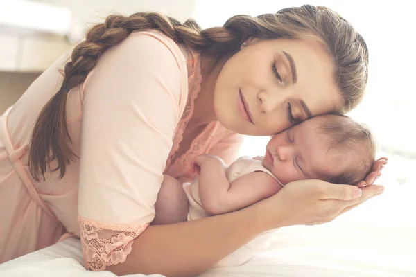 Portrait d'une belle mère, avec son bébé allaité. — Photo