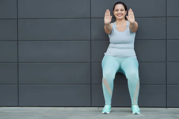 Şişman kadın koşuyor, kilo vermek için spor yapıyor, obezite problemi var.. — Stok fotoğraf