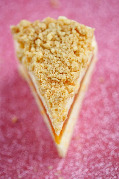 Een stuk kwarktaart met mandarijnvulling. Gezonde biologische zomercake dessert. Toetje. — Stockfoto