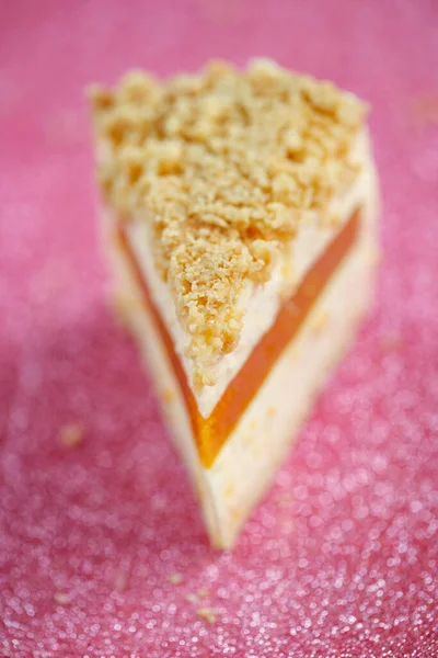 Une tranche de gâteau au fromage avec garniture à la mandarine. Dessert de gâteau d'été bio sain. Dessert. — Photo