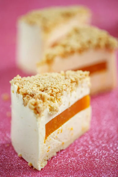 Uma fatia de bolo de queijo com recheio de tangerina. Sobremesa de bolo de verão orgânico saudável. Sobremesa. — Fotografia de Stock