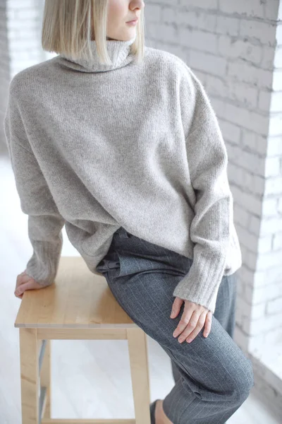 밝은 배경에 따뜻 한 스웨터를 입은 아름다운 젊은 여성, 자세 한 사진. — 스톡 사진