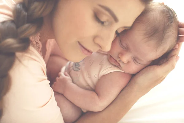 Portrait d'une belle mère, avec son bébé allaité. — Photo