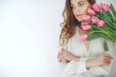 Laleli güzel bir kadın. Genç ve mutlu bir kızın ellerinde bahar çiçeği.