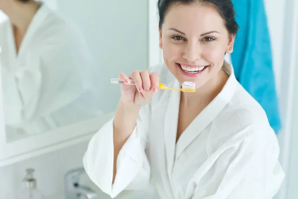 Портрет красивої жінки чистить зуби у ванній . — стокове фото
