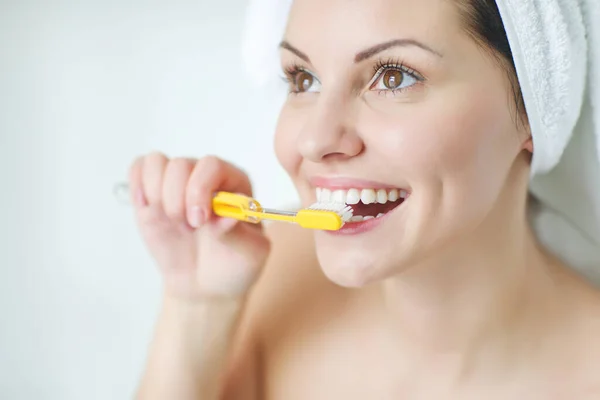 Портрет красивої жінки чистить зуби у ванній . — стокове фото