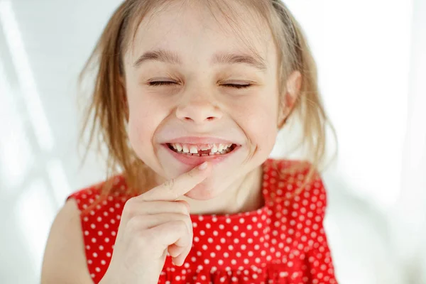 Маленька дівчинка не має зуба. дитина втратила дитячий зуб . — стокове фото