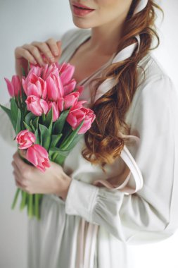 Laleli kadın eller, çiçekçi buket yapar..