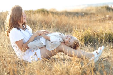 Anne ve küçük çocuk parkta birlikte oynuyorlar.. 