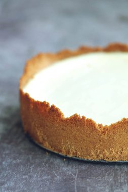 Beyaz tabakta klasik New York peynirli keki dilimi. Yakından Görünüm