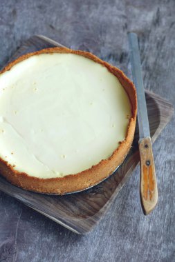 Beyaz tabakta klasik New York peynirli keki dilimi. Yakından Görünüm