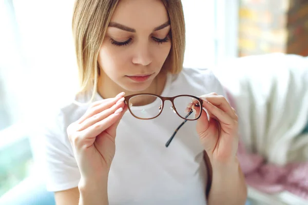 Νεαρή γυναίκα με προβλήματα όρασης φορώντας γυαλιά. Το κορίτσι φοράει γυαλιά.. — Φωτογραφία Αρχείου