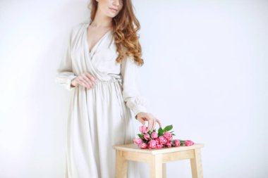 Laleli kadın eller, çiçekçi buket yapar..