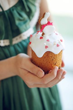 Çocuk bir Paskalya pastası tutuyor. Doğum günü pastası. 