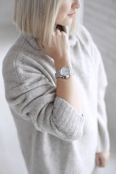 Reloj de pulsera para mujer en la mano de las niñas. — Foto de Stock