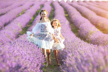 Lavantalı tarlada güzel bir kız.