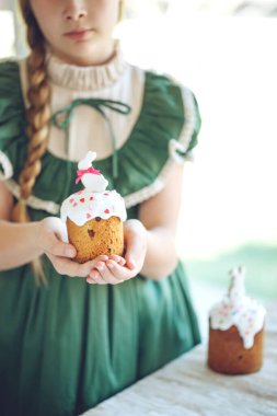 Çocuk bir Paskalya pastası tutuyor. Doğum günü pastası. 