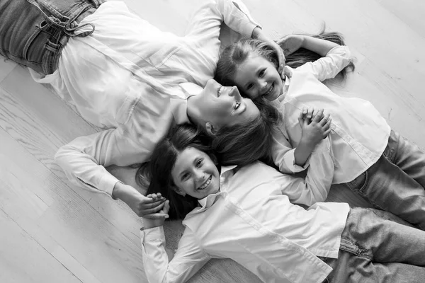 Madre niño blanco negro. Mujer con niño foto en blanco y negro. —  Fotos de Stock