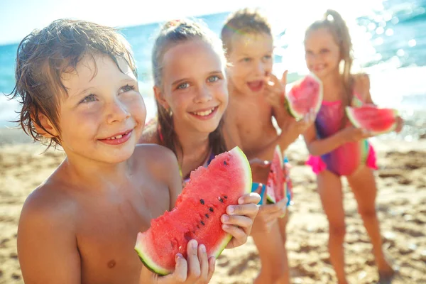 Çocuklar yazın kumsalda eğleniyor..