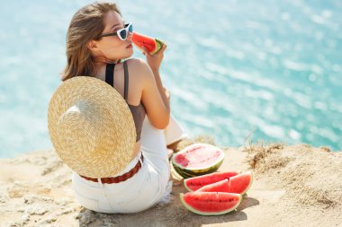 Karpuzlu şapkalı şık bir bayan..