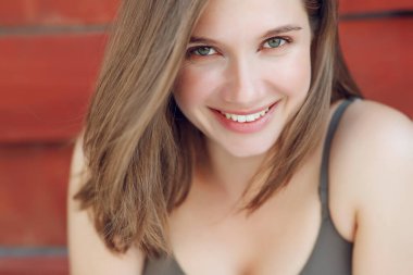 Güzel kadın. Doğada gülümseyen güzel bir kadının Portet 'ı.