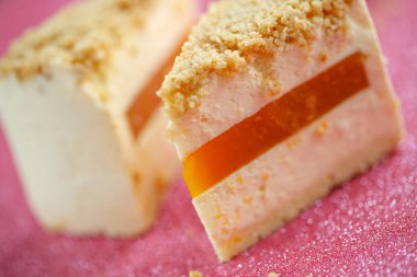 Mandalina dolgulu bir dilim peynirli kek. Sağlıklı organik yaz pastası tatlısı. Tatlı..