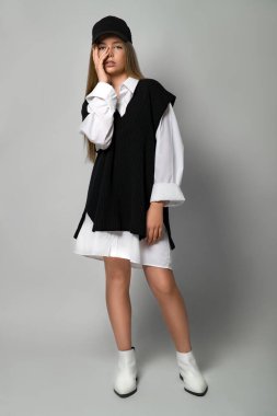 Stüdyodaki modaya uygun genç kız. Kız modayı takip ediyor ve şık giyiniyor..