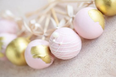 Pasta şefi kek parçalarını saten kurdelelerle süslüyor. Kahverengi arka planda beyaz ve siyah çikolatayla süslenmiş çeşitli kek parçaları..