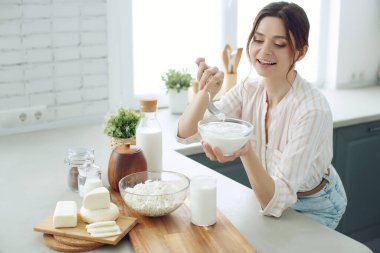 Kadın yemeği. Evdeki mutfakta genç bir kadın..