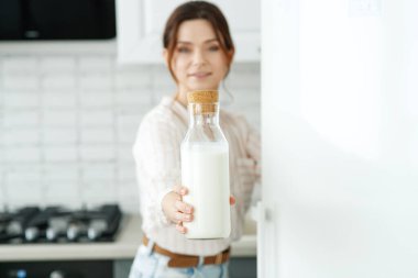 Kadın mutfağında süt içiyor..