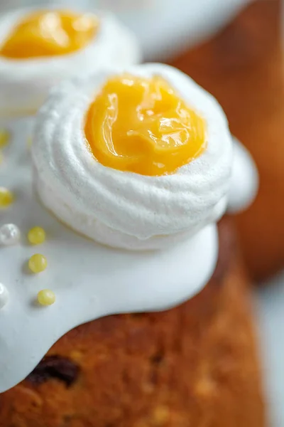 Em uma mesa de madeira cinza e bolo de Páscoa, mesa doce para o feriado, feriado de Páscoa, decoração de Páscoa. — Fotografia de Stock