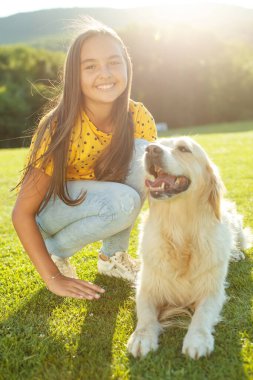Köpekli bir çocuk. Bir çocuk doğada bir köpekle oynar..
