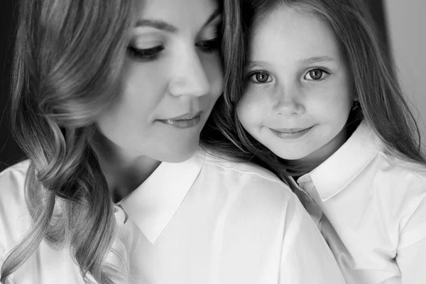 Madre niño blanco negro. Mujer con niño foto en blanco y negro. —  Fotos de Stock