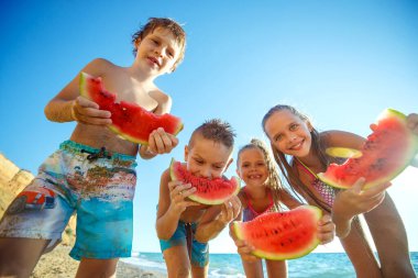 Çocuklar yazın kumsalda eğleniyor..