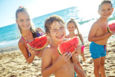 Çocuklar yazın kumsalda eğleniyor..