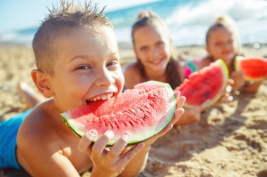 Çocuklar yazın kumsalda eğleniyor..