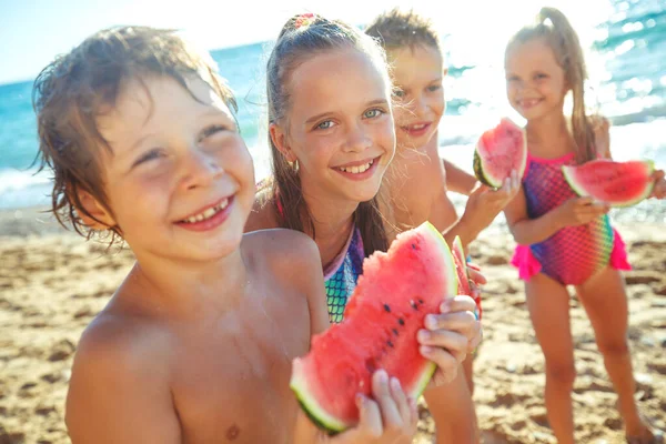 Kinder haben im Sommer Spaß am Sandstrand. — Stockfoto