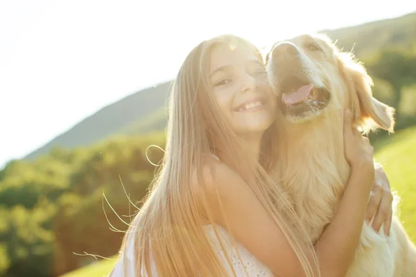 Adolescente chica con un perro en la naturaleza. — Foto de Stock