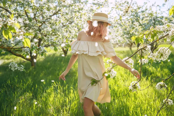 Vrouw in de lente. Mooie en modieuze vrouw in het voorjaar in de tuin. — Stockfoto