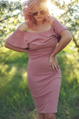 Baharda bir kadın. Baharda bahçede güzel ve şık bir kadın..