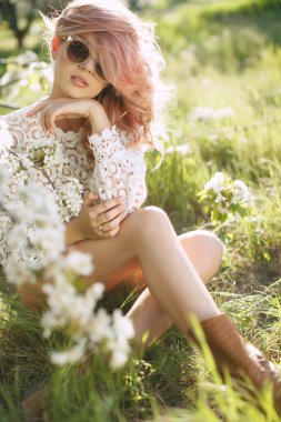 Baharda bir kadın. Baharda bahçede güzel ve şık bir kadın..